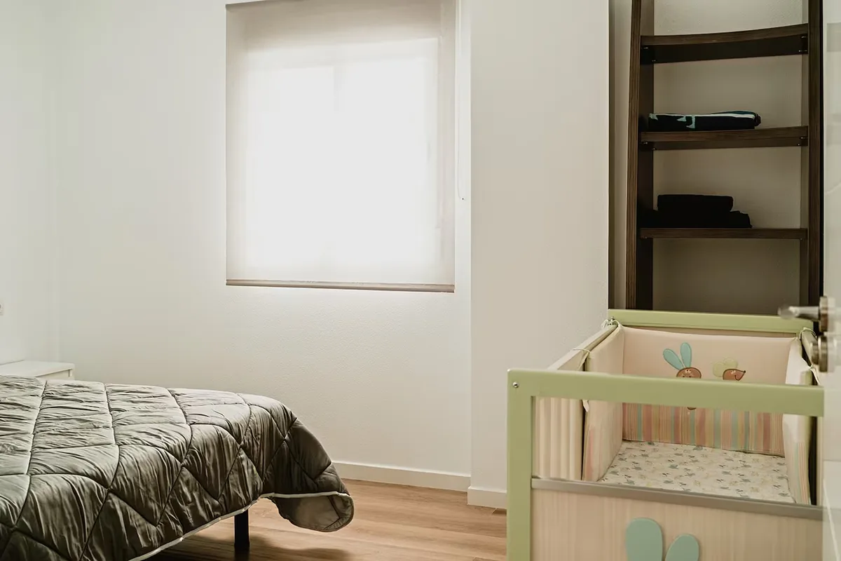 Bedroom with cot de Villa Alegre Matola