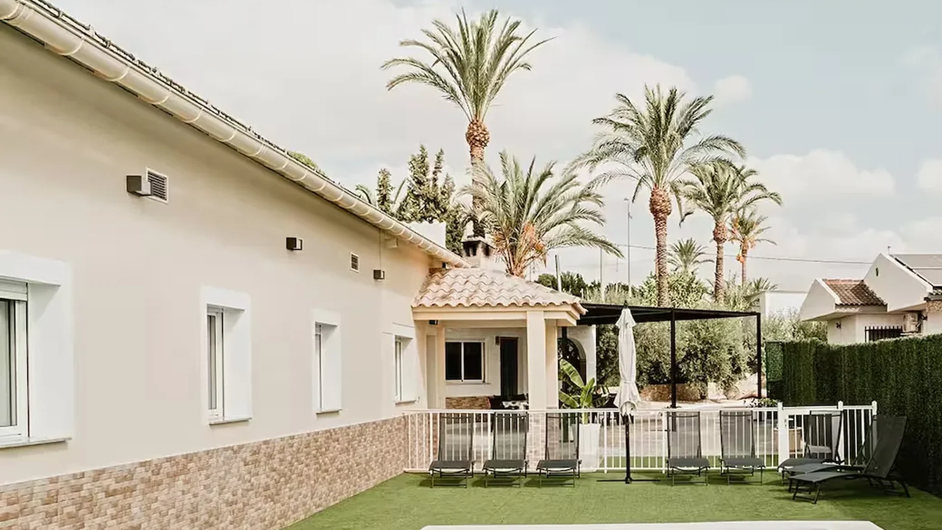 Piscina y exterior de Villa Alegre Matola