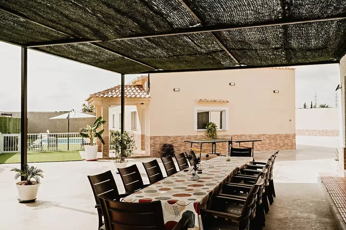 Comedor exterior de Villa Alegre Matola