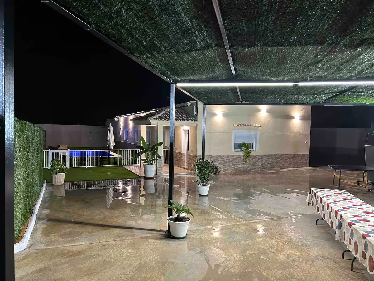 Patio de Villa Alegre Matola por la noche