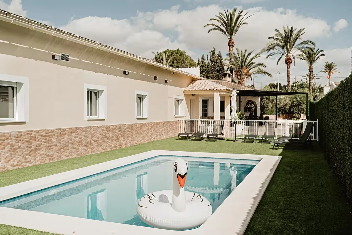 Piscina privada de Villa Alegre Matola