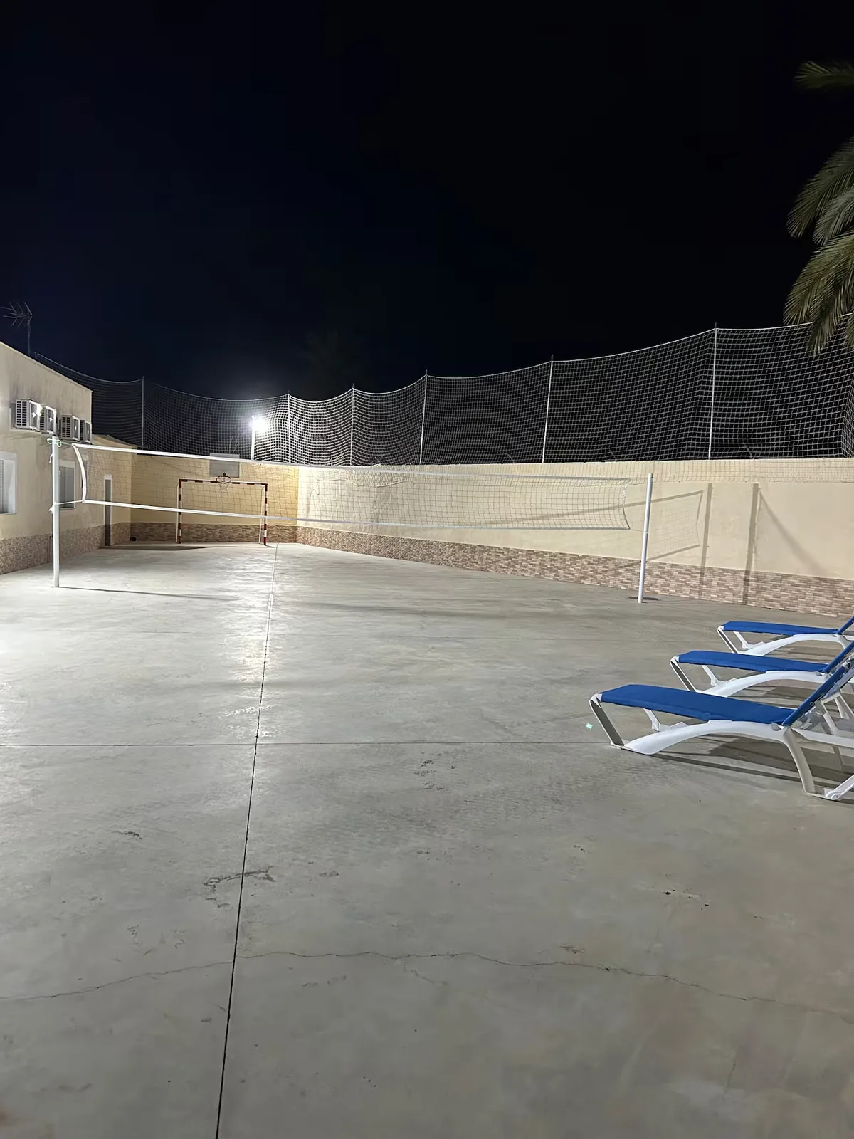 Piscina de Villa Alegre Matola por la noche