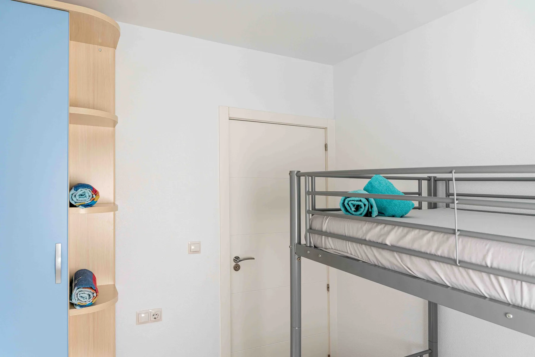 Dormitorio con literas de Villa Alegre Matola