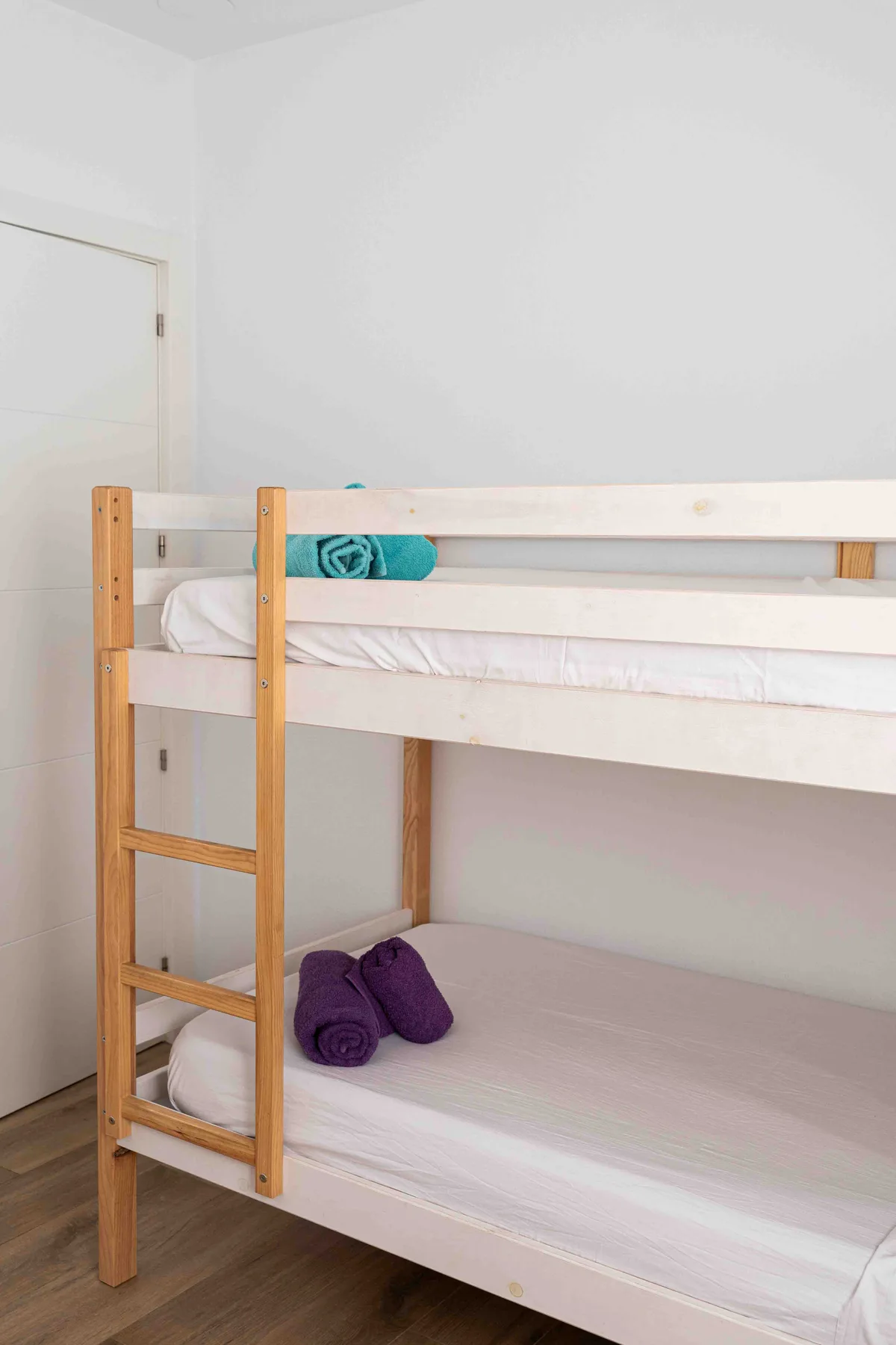 Dormitorio con literas de Villa Alegre Matola