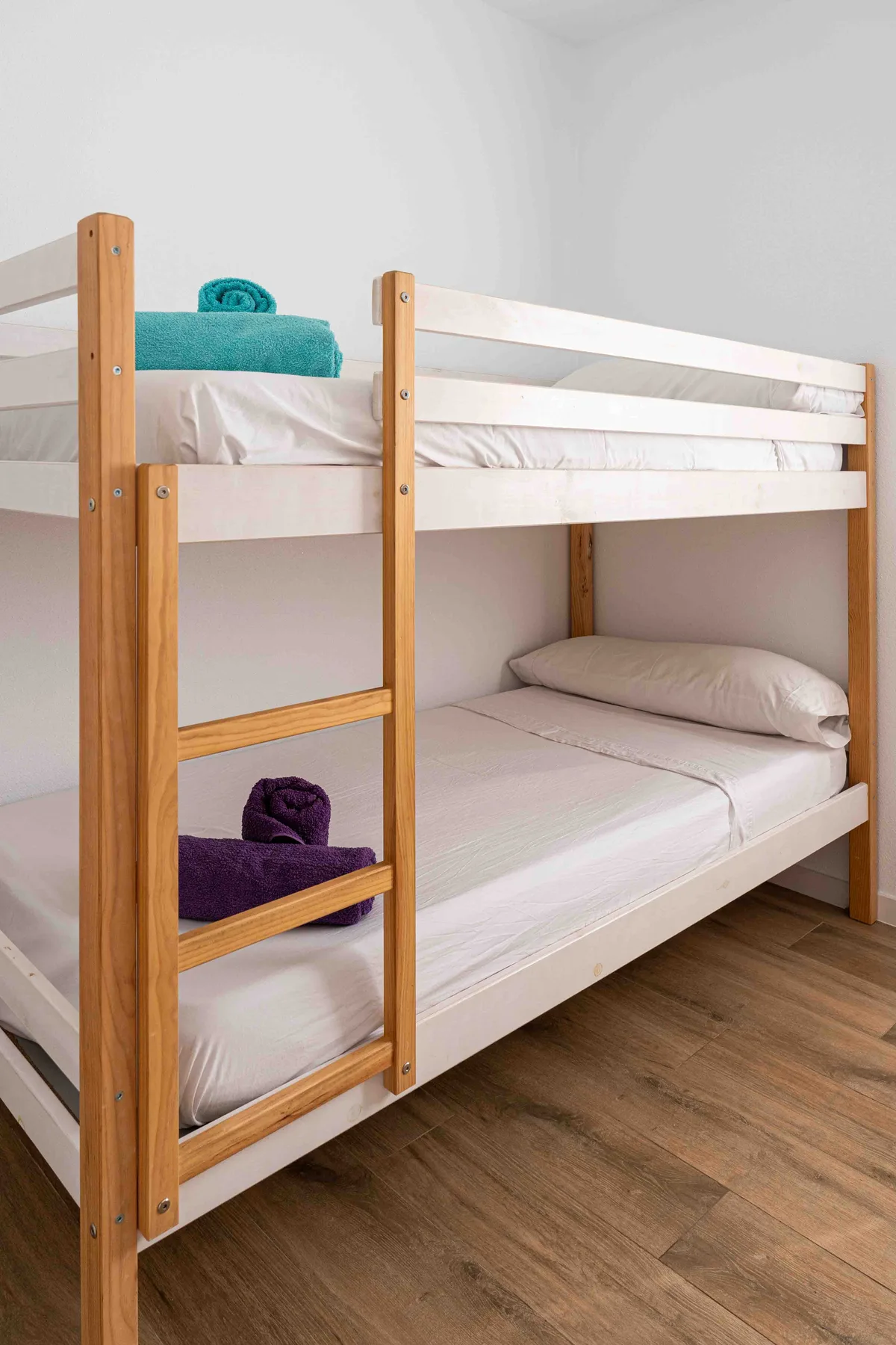 Dormitorio con literas de Villa Alegre Matola