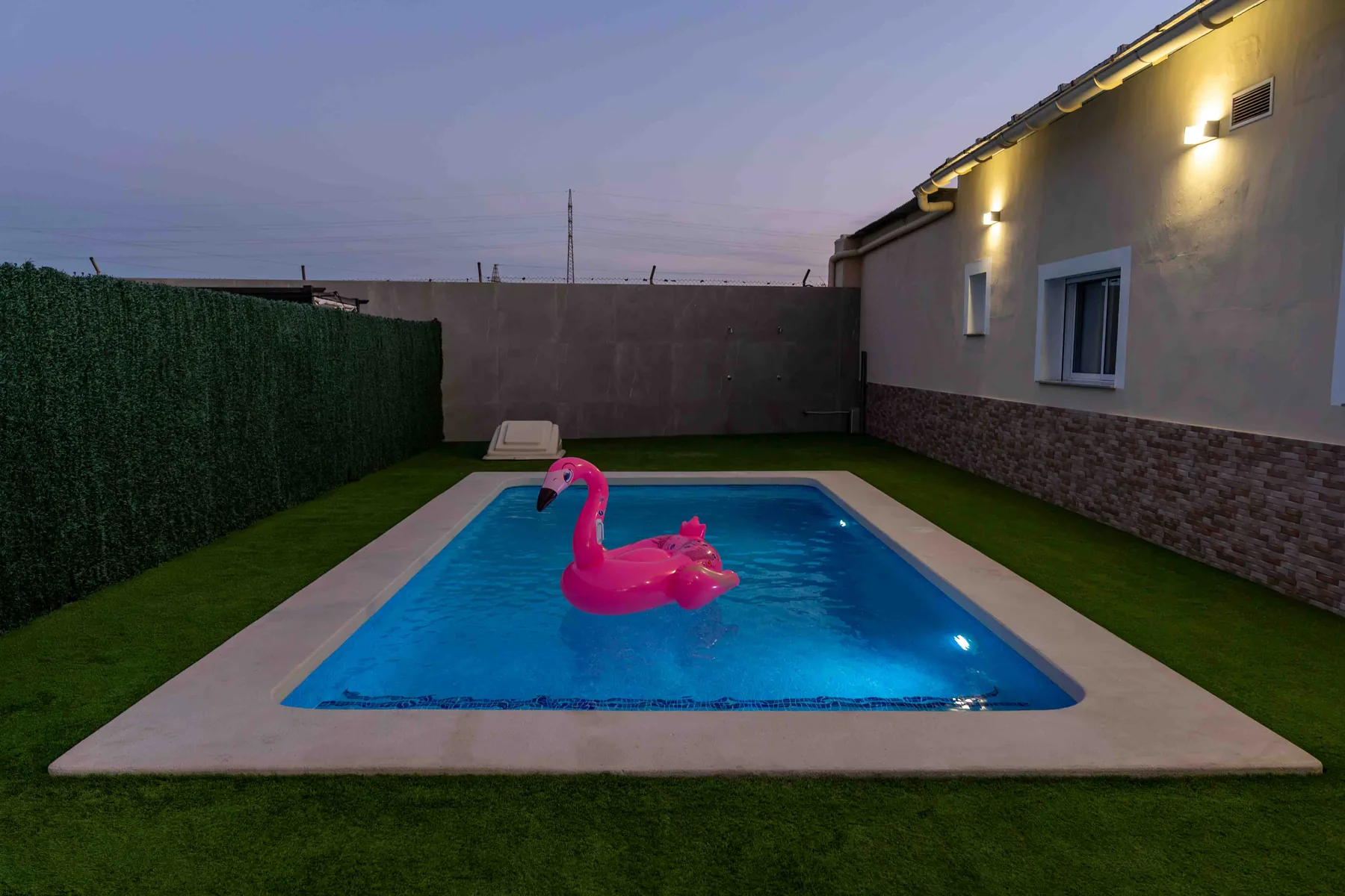 Piscina de Villa Alegre por la noche